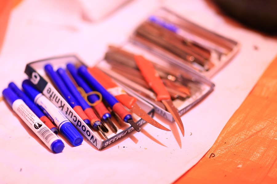 Đầu tiên người thợ phải vẽ phác thảo, sau đó mới tiến hành chạm khắc trên vỏ dưa