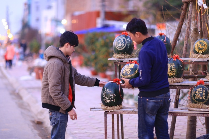 Kiếm tiền triệu nhờ nghề khắc hình lên dưa hấu ngày Tết - 14