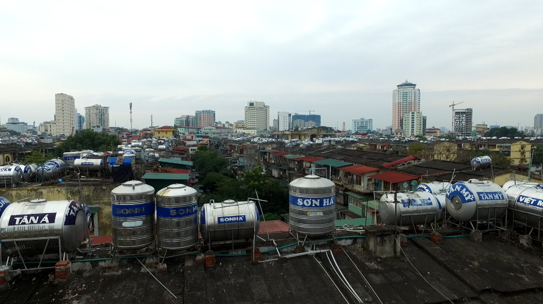 
Rất nhiều bồn nước được đặt san sát, liền kề tạo nên mối nguy hiểm thường trực cho những người dân sống tại đây
