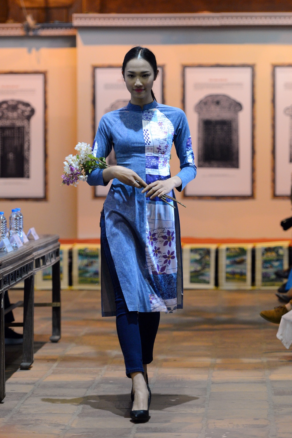 Sân khấu chính sẽ diễn ra tại sân Bái Đường, Văn Miếu - Quốc Tử Giám với những bối cảnh bằng đồ gỗ quý của Đồng Kỵ, của những bông hoa được sắp đặt có chủ ý