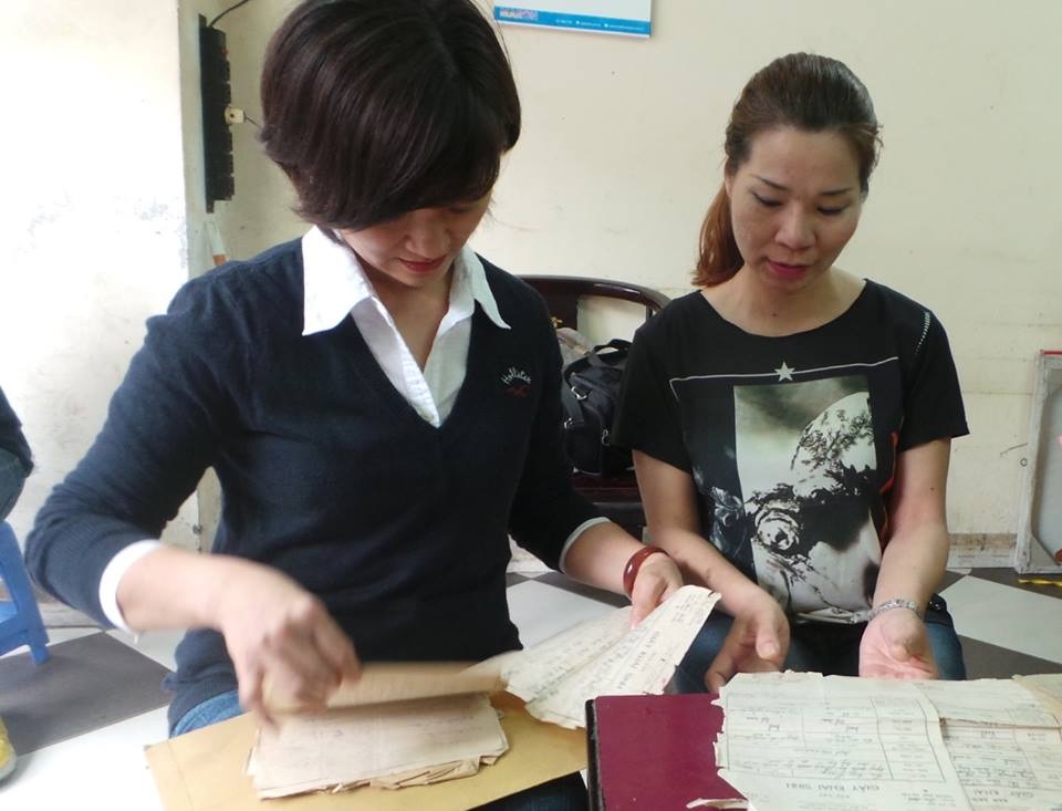 Vụ "nuôi nhầm" con suốt 42 năm: Xuất hiện những manh mối đầu tiên - 1 Chị Vân và chị Trang đang tìm lại những giấy tờ khai sinh tại nhà hộ sinh Ba Đình với mong muốn tìm ra được chút manh mối