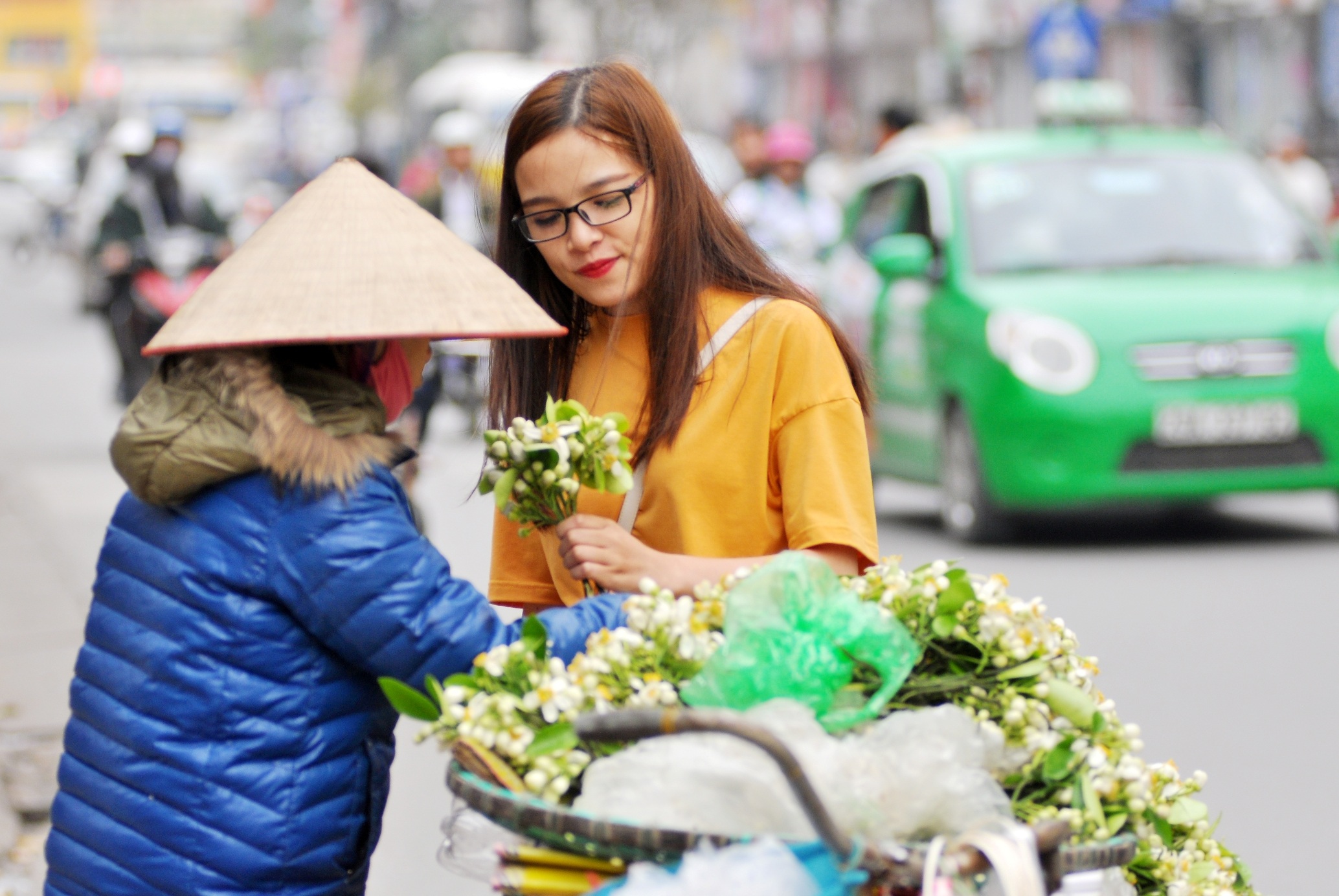 Dù có giá bán khá cao, song những hàng bán hoa bưởi vẫn thu hút khá đông khách mua hàng