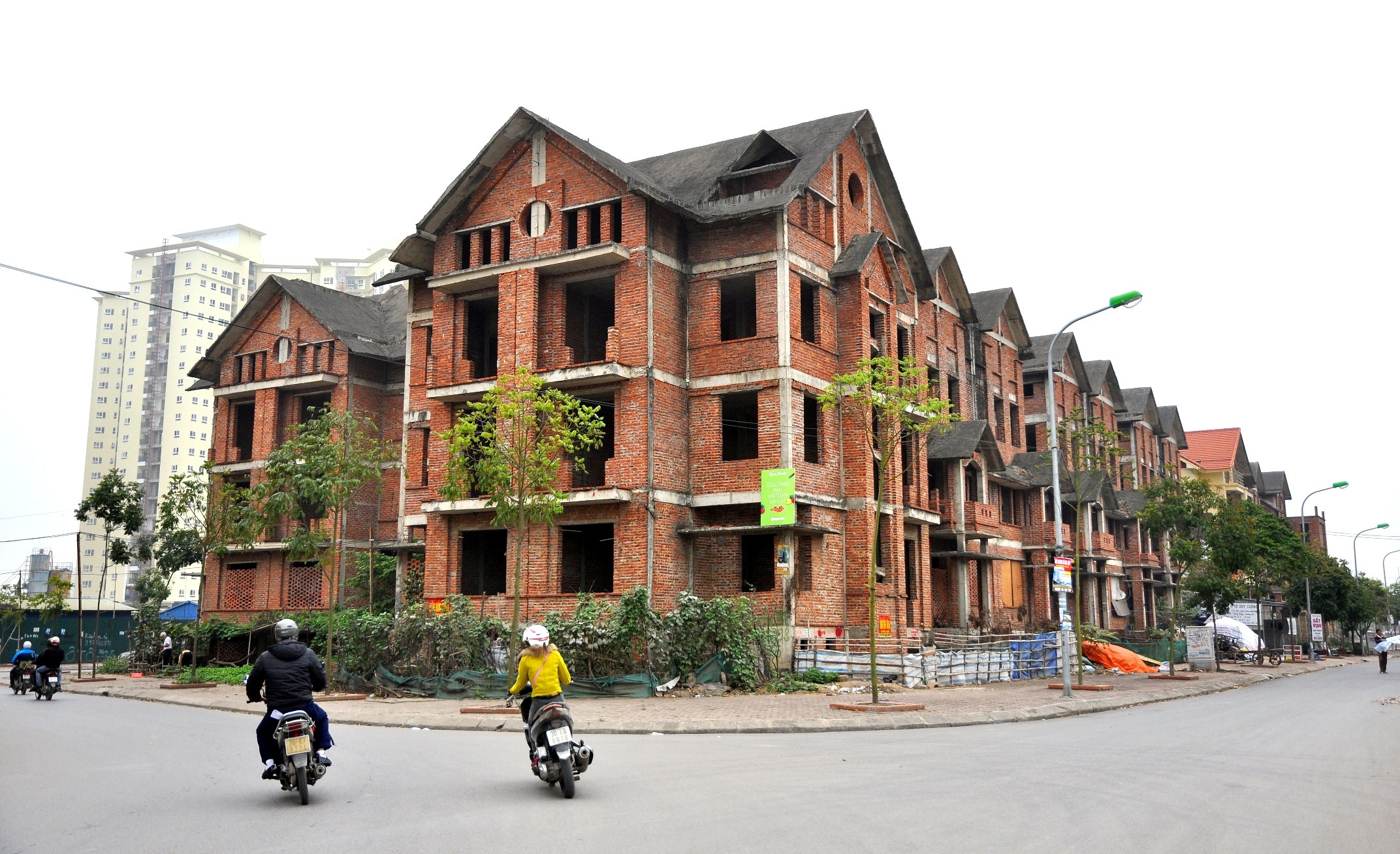 Không chỉ Trung Văn, hiện ở Hà Nội vẫn có khá nhiều khu biệt thự bỏ hoang, được người dân tận dụng trồng rau và chăn nuôi.