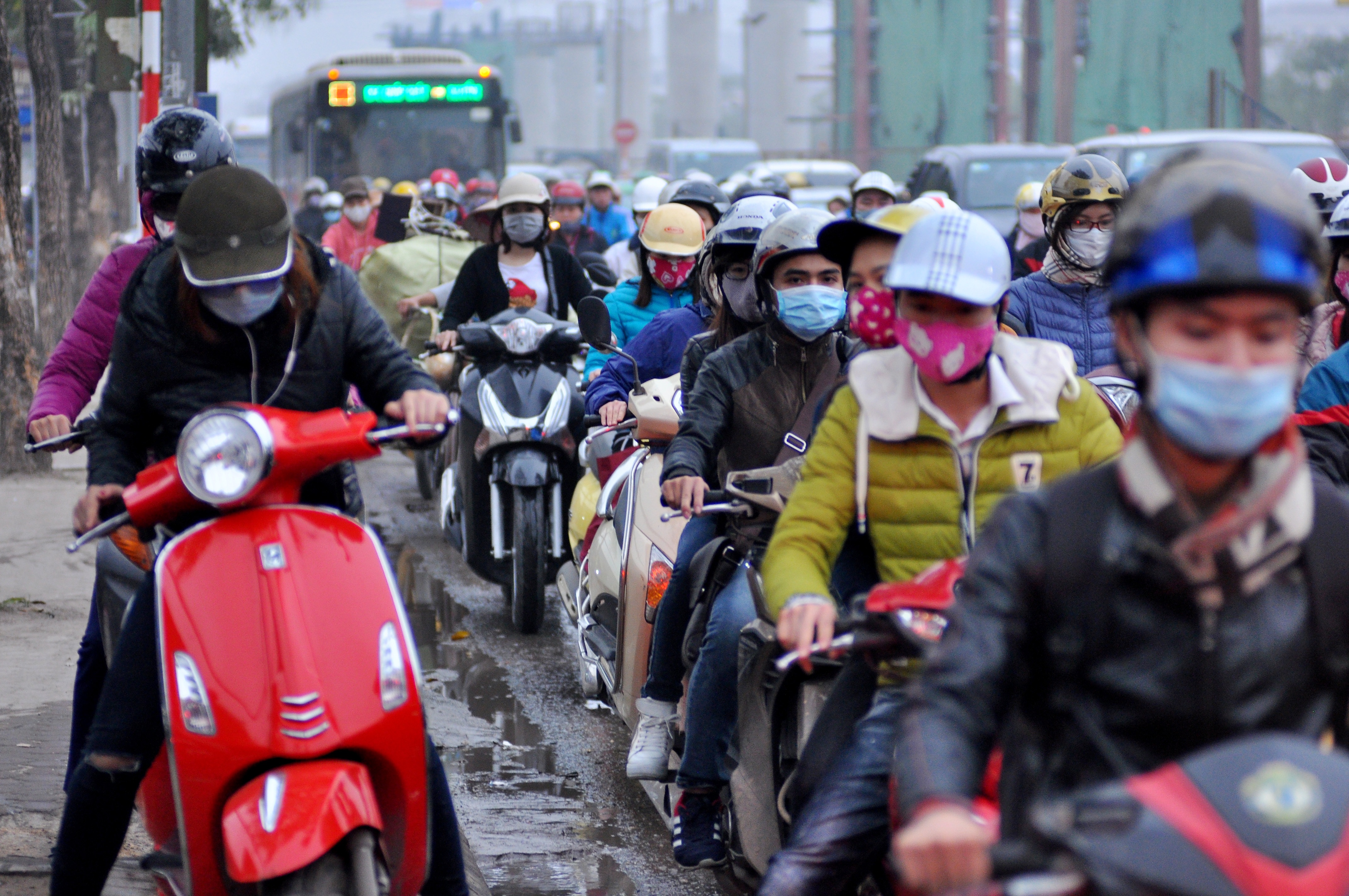 Để tránh ùn tắc, nhiều người lựa chọn việc đi xe trên vỉa hè