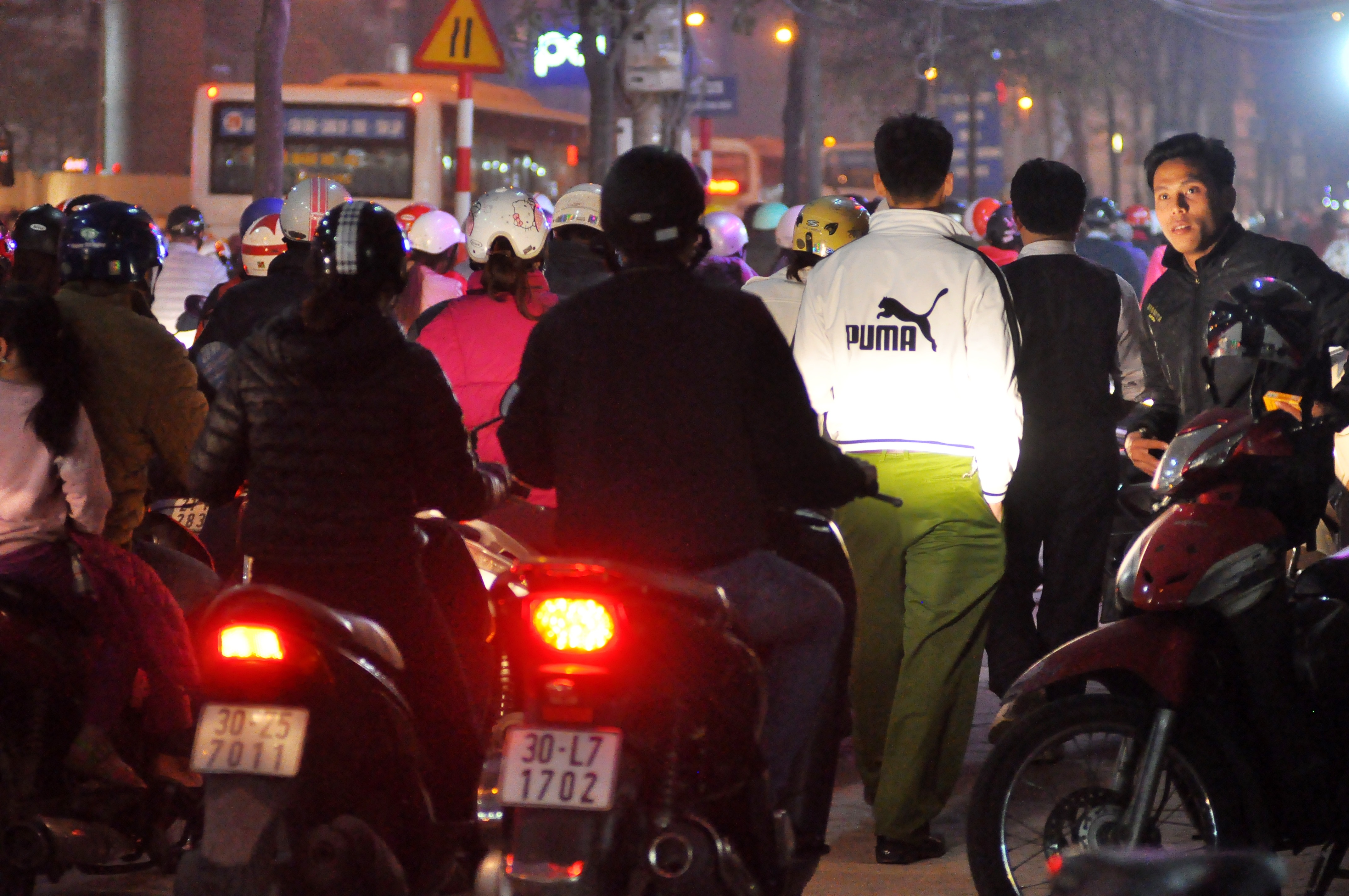 Người đi bộ dù di chuyển trên vỉa hè nhưng cũng gặp nhiều khó khăn khi phải liên tục lách người khỏi dòng xe cộ ken đặc