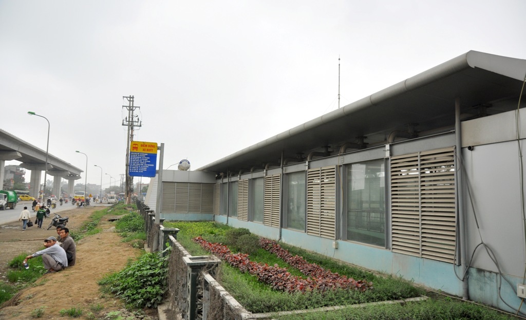 
Nhà chờ xe buýt được đầu tư tiền tỷ tại bến xe Yên Nghĩa bị bỏ không trong khi các hành khách vẫn phải đội nắng, đội mưa bên ngoài.
