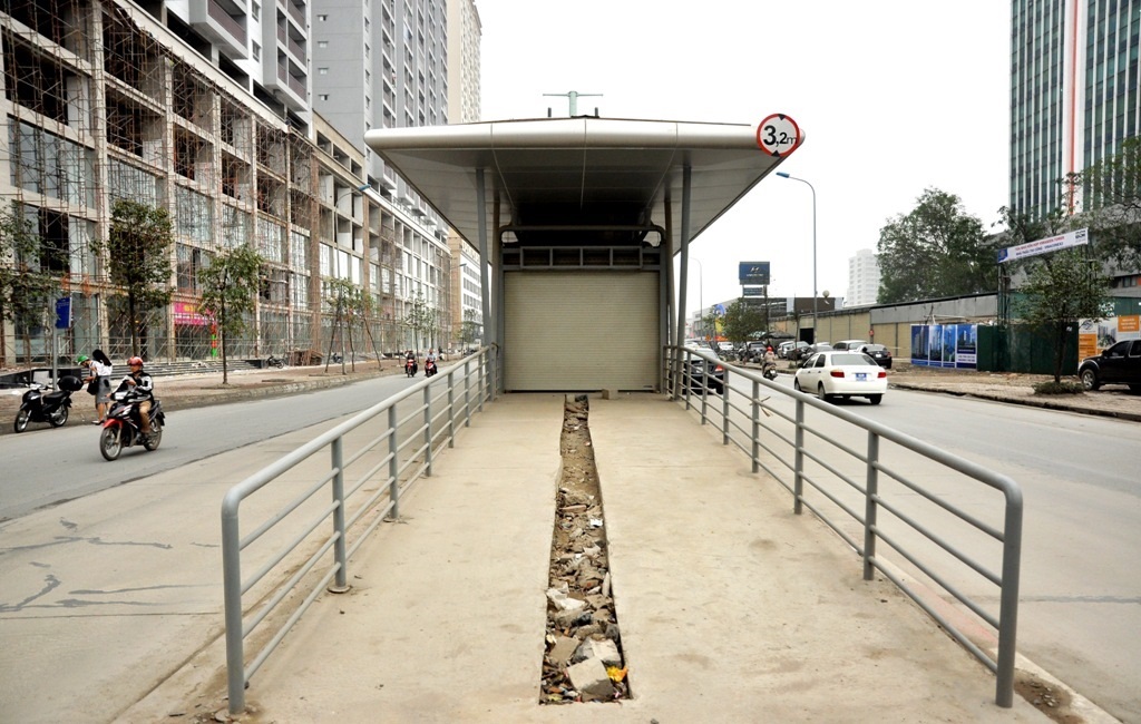 
Lý giải về tiến độ chậm trễ, “đắp chiếu” các chờ xe buýt 5 sao, đại diện lãnh đạo Sở GTVT cho hay, do quá trình thi công dự án gặp nhiều khó khăn, mặt đường chật hẹp, thêm vào đó là mật độ, lưu lượng giao thông lớn nên chủ yếu thời gian thi công được thực hiện vào ban đêm. Mặt khác do loại hình vận tải hành khách này lần đầu tiên được triển khai tại Việt Nam, chưa có tiêu chuẩn thiết kế riêng nên vừa thi công phải vừa học hỏi, khắc phục để phù hợp với thực tiễn. Đến giờ, một số hạng mục của dự án như xây cầu đi bộ tại các nhà chờ, mua sắm thiết bị, đoàn xe... vẫn đang trong giai đoạn hoàn thành. Dự kiến, hệ thống nhà chờ này sẽ được đưa vào sử dụng trong năm 2016.
