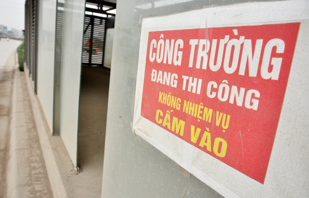 
Cửa ra vào một số nhà chờ còn được mở tự do, phía bên ngoài chủ đầu tư chỉ trang bị một tấm biển cảnh báo sơ sài.
