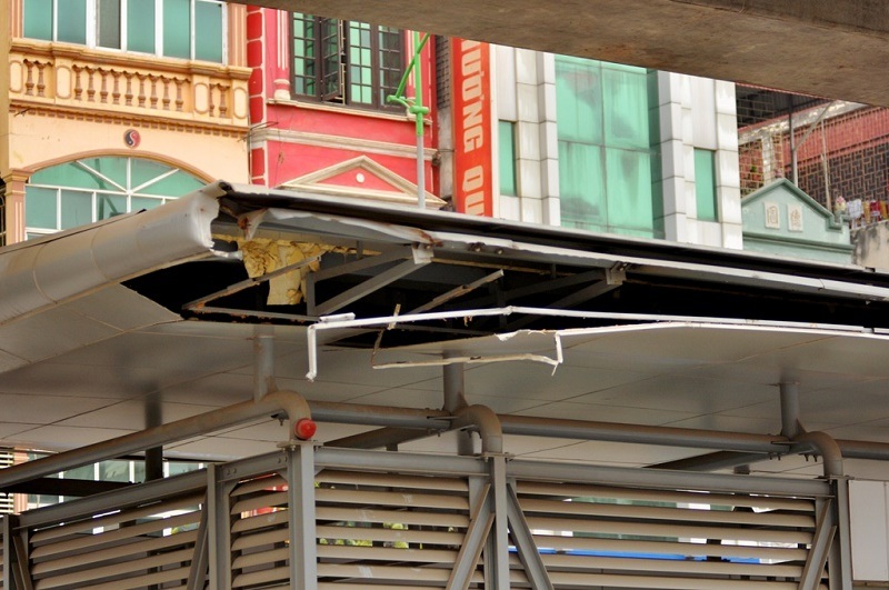 
Nhà chờ xe buýt nhanh tại đường Quang Trung (Hà Đông) có kết cấu thép, ốp vách kính cường lực. Tuy nhiên, hiện tại phần mái đã nứt toác, lộ cả khung thép bên trong. Theo phản ánh của người dân, nguyên nhân được cho là do phần mái nhô ra khoảng hơn nửa mét so với mép đường khiến nhiều xe tải đi qua va quệt phải và gây ra hư hỏng.
