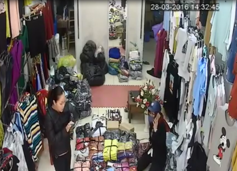 Một tay nghe điện, một tay nhanh chóng móc tiền cho vào túi mình