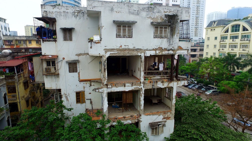 
Hiện trạng của tòa nhà ngày 7/4, khi PV Dân trí tiến hành khảo sát: Toàn bộ lan can tầng 1 đến tầng 4 bị hư hỏng nặng. 2 trong số 3 cột chống của tòa nhà bị nứt và đổ nghiêng.
