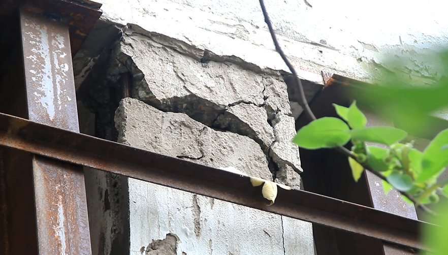 
Các vết nứt sâu rộng cả vài cm, trơ cả khung sắt bên trong.
