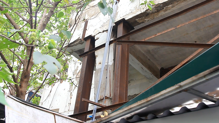 
Tuy nhiên, dù quan sát bằng mắt thường cũng có thể cảm nhận rõ rệt độ nghiêng, lún nghiêm trọng của các cột chịu lực của tòa nhà.
