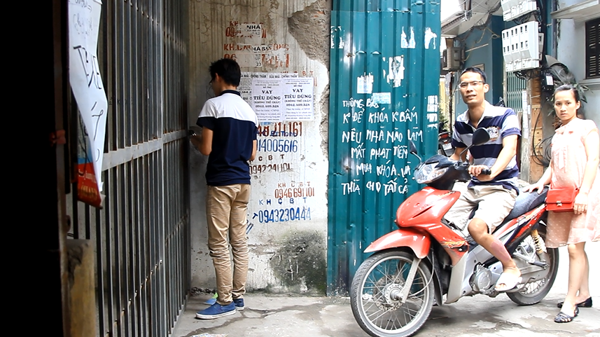 
Người dân ở đây cho biết, hiện tại ngoài 4 hộ sinh sống tại tòa nhà cũng có thêm một số gia đình của BQL dự án chuyển về sinh sống tại đây.
