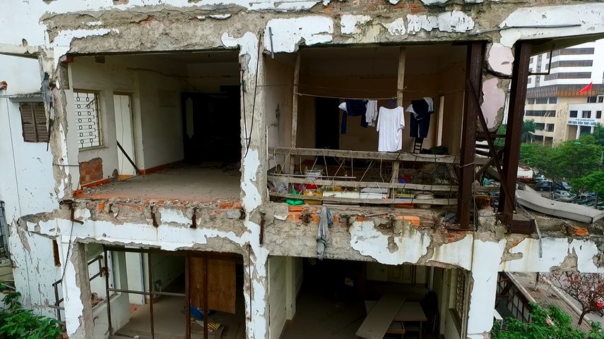 
Bà Đinh Thị Mai Thinh (Tổ trưởng Tổ dân phố 109) cho hay, trong tổng số 42 hộ dân sinh sống tại tòa nhà 51 Huỳnh Thúc Kháng thì có 19 hộ dân bị ảnh hưởng. UBND TP Hà Nội đã di dời các hộ dân này về khu tái định cư 9B Đại Kim trong thời gian chờ căn nhà xây sửa lại. Suốt 5 năm qua, nhiều hộ dân phản ánh cuộc sống sinh hoạt, làm việc của họ bị ảnh hưởng và đảo lộn nghiêm trọng. Một số hộ dù biết nguy hiểm vẫn quay trở về sinh sống đồng thời ký cam kết chịu trách nhiệm với phường nếu xảy ra sự cố sập tòa nhà: Trong suốt 5 năm qua, chúng tôi đã gửi hàng chục lá đơn lên phường rồi quận nhưng vẫn không hề nhận được phản hồi nào về các phương án xây dựng lại tòa nhà, bà Thinh cho hay.
