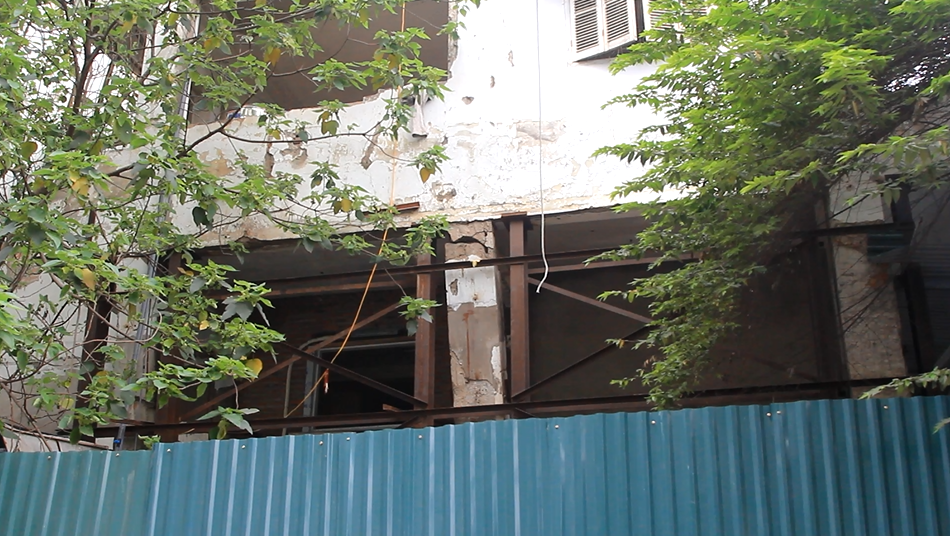 
Để khắc phục tạm thời, một số hộ dân đã tiến hành quây tôn tầng 1 và gia cố hệ thống giá đỡ và cột chống bằng sắt khá thô sơ.
