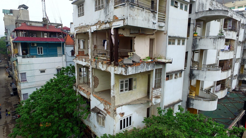 
Hiện trạng của tòa chung cư này được đánh giá là vô cùng nguy hiểm và 19 hộ dân sống tại đơn nguyên I khi đó đã phải di dời khẩn cấp. Tòa nhà này được UBND TP Hà Nội bàn giao cho Công ty CP Phát triển và Xây dựng nhà số 5 quản lý và đề xuất phương án xây dựng lại. Thế nhưng, sau nhiều năm, mọi việc vẫn giậm chân tại chỗ. Bốn trong số 19 hộ dân bị ảnh hưởng vẫn kiên quyết bám trụ và sinh sống tại tòa nhà được đánh giá là rất nguy hiểm này.
