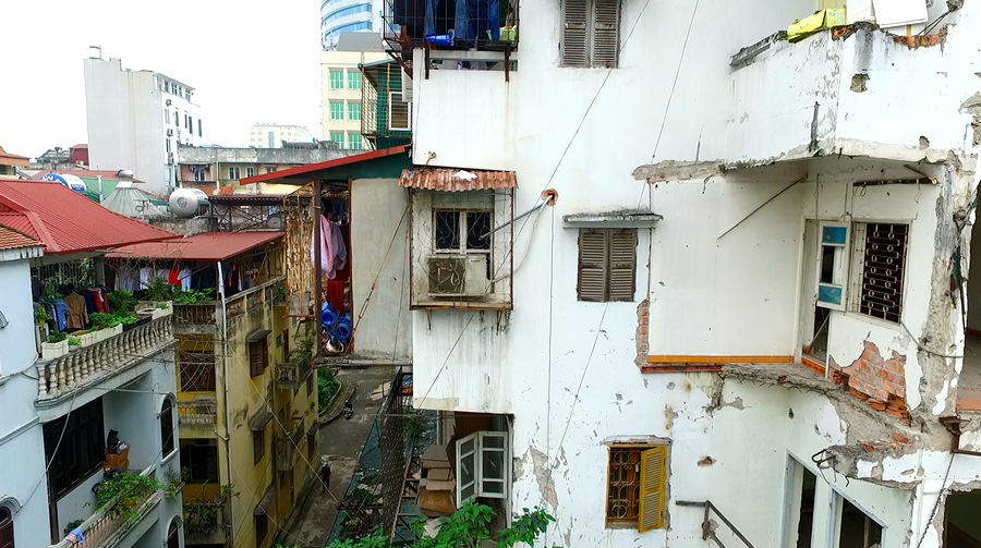 
Di chứng của vụ sập nhà số 47 vào tháng 3/2011 vẫn hiển hiện rất nặng nề dù đã 5 năm trôi qua. Tòa nhà này không chỉ đe dọa tính mạng của những người dân đang sinh sống ở bên trong mà còn đe dọa tính mạng của nhiều người xung quanh nếu xảy ra rủi ro về đổ, sập.
