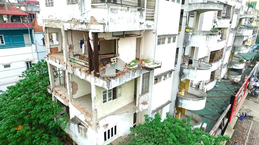 
Trong khi đó, bà Lương Thị Huyền - một hộ dân sinh sống tại chung cư 51 Huỳnh Thúc Kháng cho hay, gia đình bà có hộ khẩu tại phường Láng Hạ vì thế khi chuyển xuống Đại Kim, việc nhập học cho các con bà gặp nhiều khó khăn nên cả gia đình quyết quay trở lại đây sinh sống.
