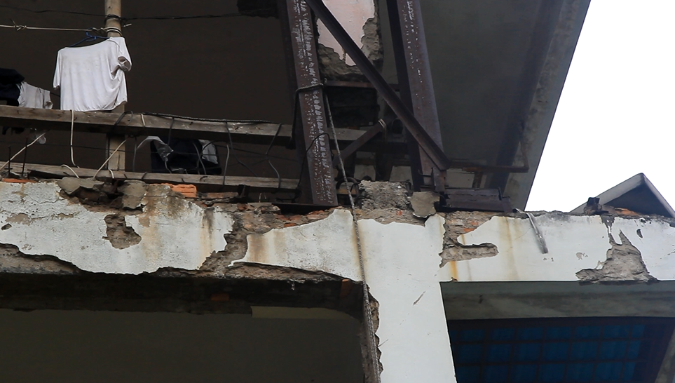 
Người dân vẫn phơi quần áo, trồng rau và sinh hoạt ngay trên các lan can bị nứt, đổ.
