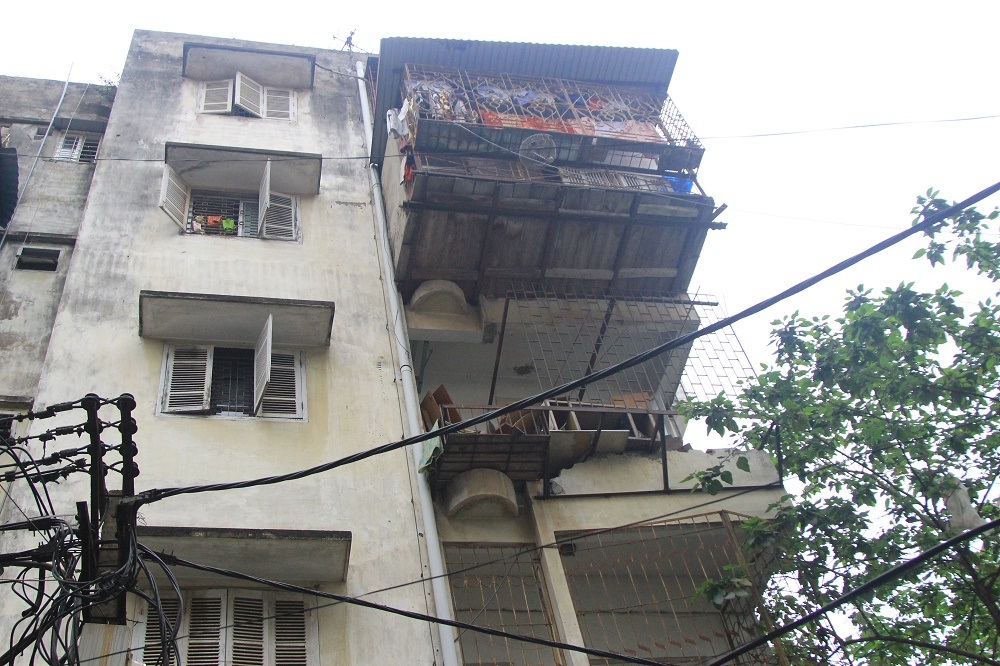 
Một số hộ dân vẫn cơi nới thêm các chuồng cọp dù hệ thồng dầm, cột chịu lực đã hư hỏng, nứt lún nghiêm trọng.
