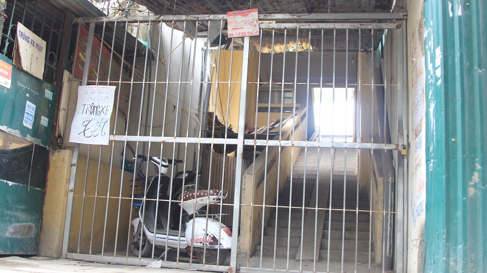 
4 hộ dân đi lên tòa nhà bằng lối cửa sau.
