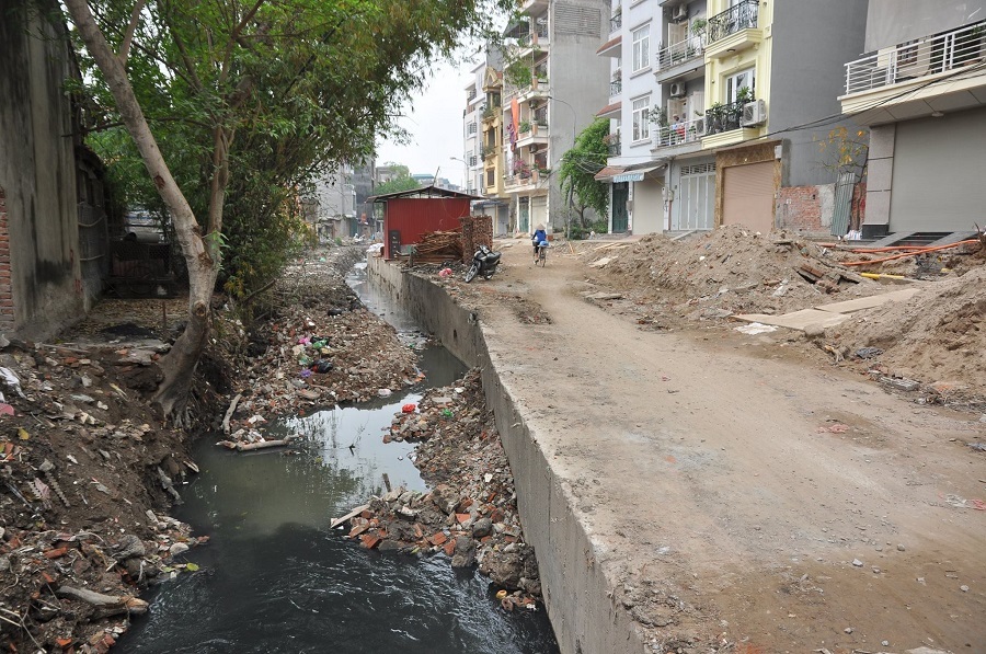 Hà Nội: Dân khốn khổ vì đường 1km làm 4 năm vẫn không xong - 7
Đường cống thoát nước trước cửa các căn nhà bị đào xới, ngổn ngang và không hề có hàng rào chắn hoặc thiết bị che đậy khiến cho con đường này luôn trở thành các bẫy giao thông nguy hiểm.