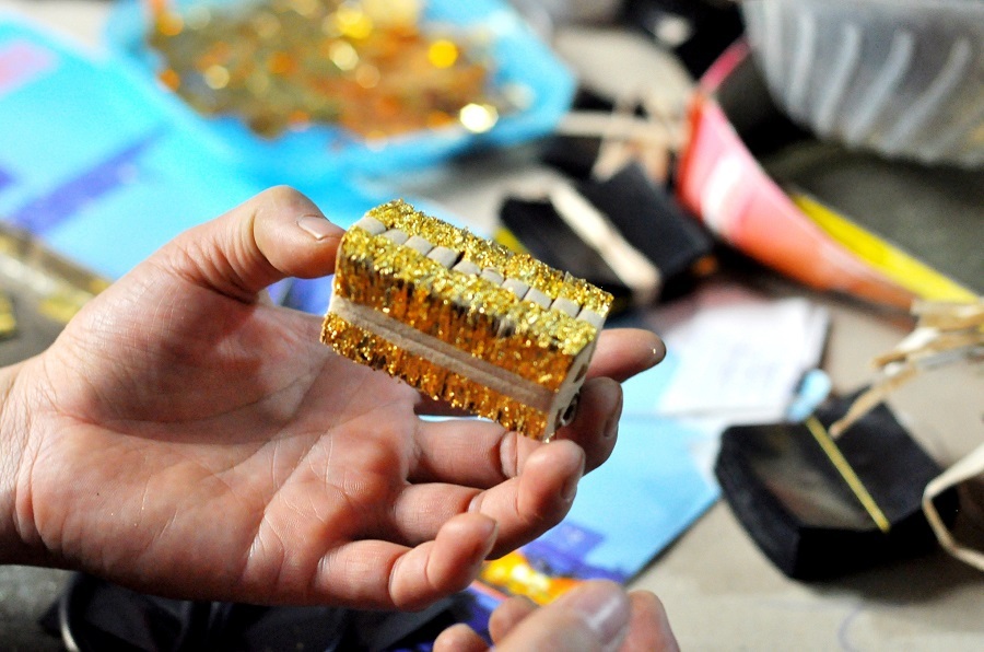 
Những gói quỳ thành phẩm được buộc lại cẩn thận có giá bán vào khoảng 1 triệu 600 nghìn đồng, tương đương với giá trị của nửa chỉ vàng trên thị trường.
