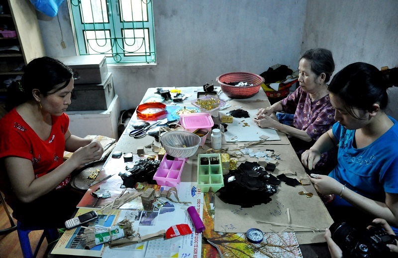 
Cho đến nay, Kiêu Kỵ vẫn là làng duy nhất trong cả nước làm nghề này. Hầu hết các làng làm nghề tạc tượng, khắc hoành phi, câu đối, hoặc làm hàng sơn mài… đều là những bạn hàng của làng Kiêu Kỵ.
