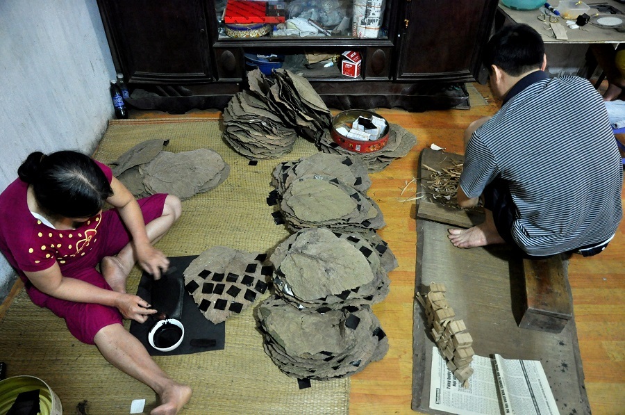 Lá quỳ có cạnh dài 4cm được kén từ loại giấy dó (giấy làm tranh Đông Hồ) mỏng và dai, được lướt nhiều lần bằng mực tự chế làm bằng loại bồ hóng đặc biệt, trộn với keo da trâu, tạo cho giấy quỳ bền chắc.