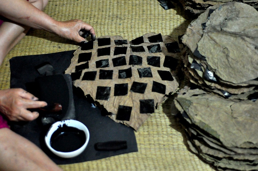 Mỗi một bọc giấy quỳ được hoàn thành, người thợ phải phết mực ít nhất 3 lần rồi mới phơi khô, để đảm bảo độ bóng, mịn của lá quỳ.