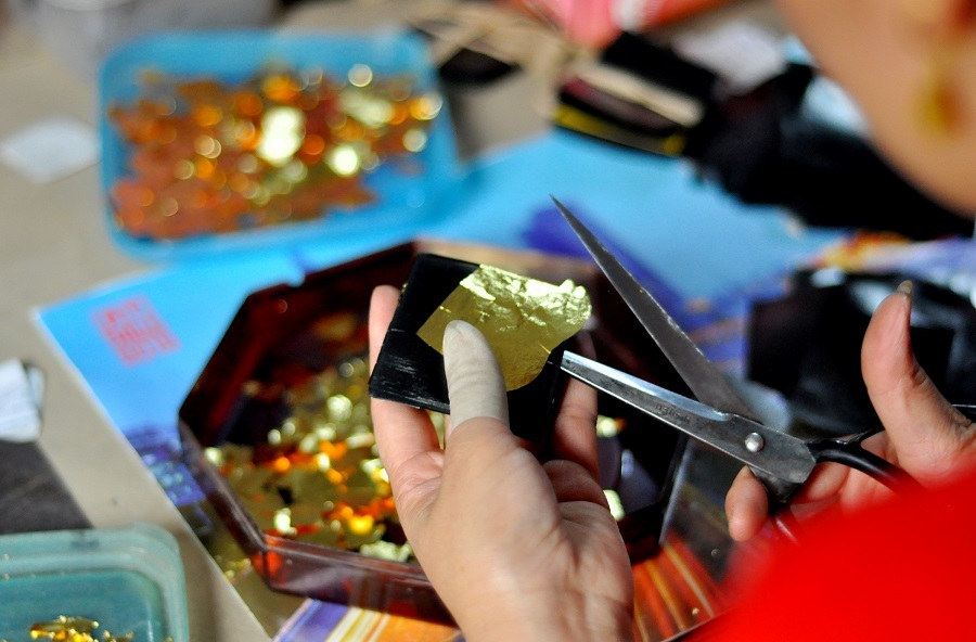 Để làm ra được một tấm quỳ, người nghệ nhân phải trải qua ít nhất 40 công đoạn, mỗi công đoạn lại đòi hỏi nhiều thao tác tỉ mỉ và tinh xảo. Điều này bắt buộc người thợ phải kiên trì, cần mẫn lao động với những thao tác kỹ thuật thật chuẩn.