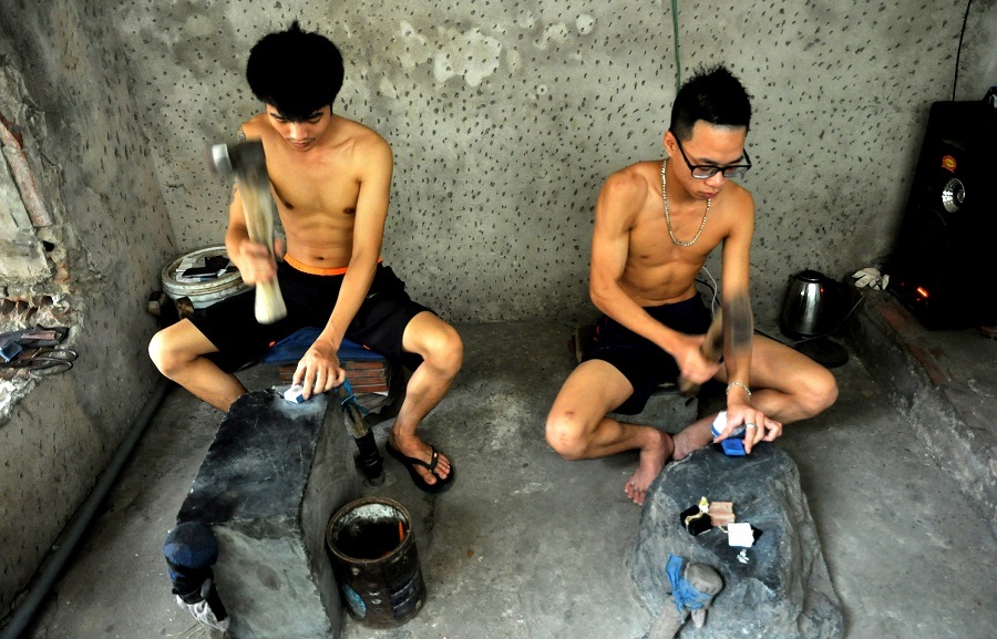 
Mỗi một quỳ sẽ được các nghệ nhân dùng vải dường bâu Nam Định gói lại, đặt lên đe bằng đá, dùng búa chuyên dụng đập lên tập lá quỳ để đảm bảo các lá vàng được tán mỏng, đều và không bị rách.
