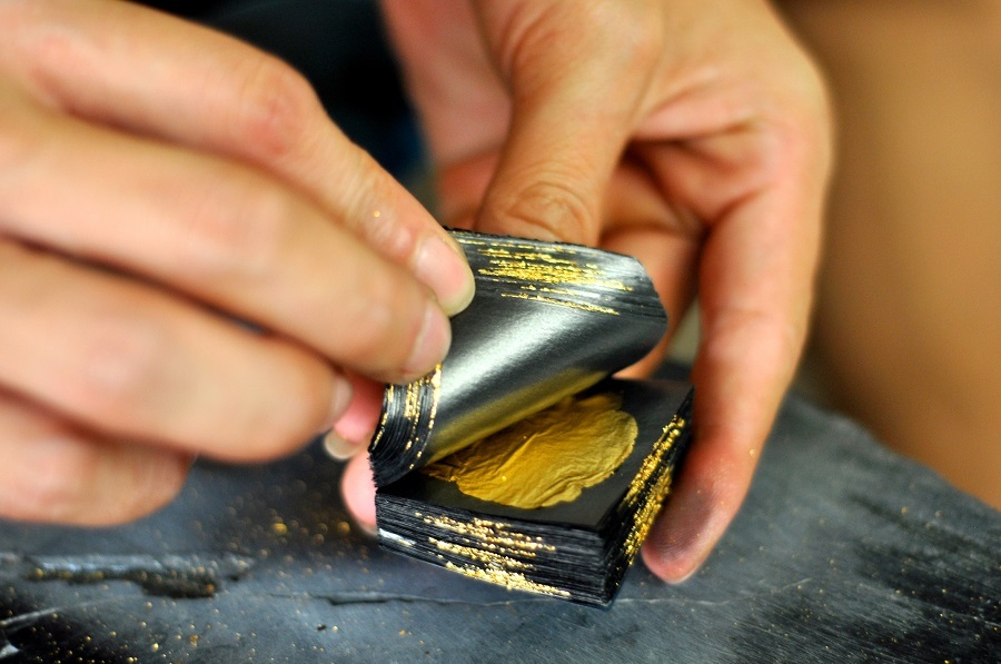 
Một người thợ giỏi có thể đập một chỉ vàng dàn mỏng thành tấm lá vàng có diện tích hơn 1m2. Để hoàn thành một quỳ vàng, người thợ phải đập khoảng 1 giờ liên tục. Tính ra phải đập trên 400 nhát búa cho một quỳ vàng.
