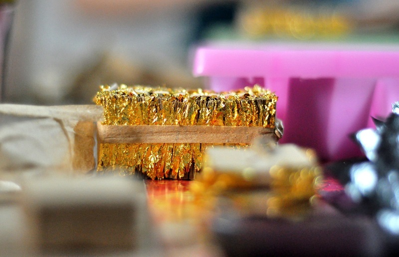 
Các sản phẩm này sẽ được các nghệ nhân dát mỏng lên các bức tượng, câu đối, đồ vật mạ vàng hoặc bán cho các họa sỹ, thợ điêu khắc... có nhu cầu.
