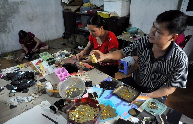 
Hiện nay ở làng nghề Kiêu Kỵ (Gia Lâm, Hà Nội) còn khoảng gần 50 gia đình chuyên kinh doanh vàng quỳ. Những thỏi vàng thật 24k hoặc bạc trắng được các nghệ nhân ở đây đập dập cho dài và mỏng sau đó cắt thành những hình vuông nhỏ chừng 1cm2 rồi đặt vào lá quỳ.
