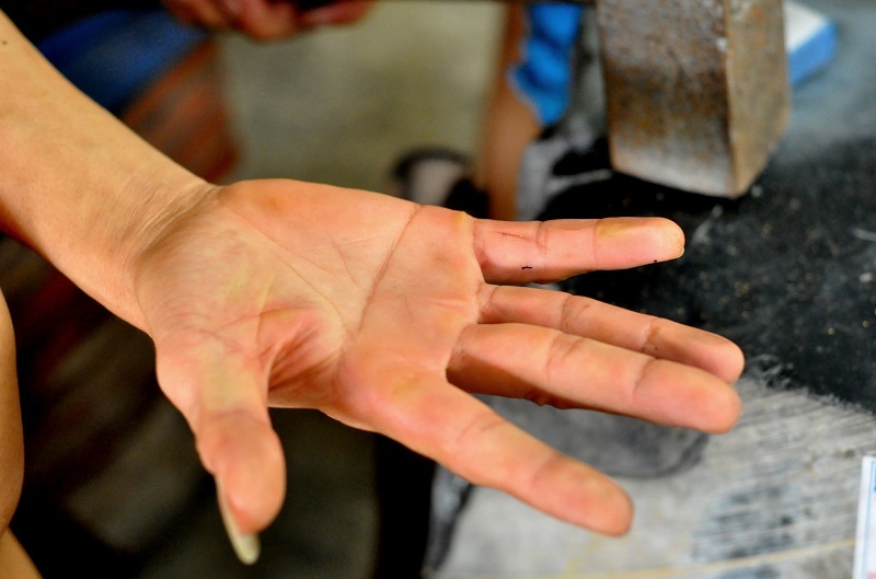 
Trung bình mỗi ngày một người thợ phải đập khoảng 8 tiếng để hoàn thiện từ 6-7 gói quỳ. Trong ảnh là bàn tay chai sạn của một thợ quỳ làng Kiêu Kỵ.
