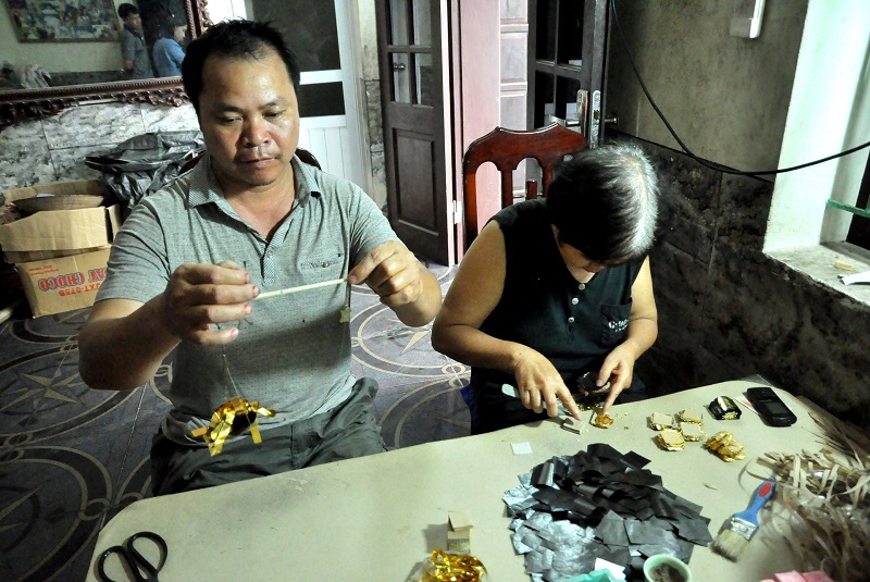 
Để đảm bảo độ chính xác cao, người dân làng Kiêu Kỵ thường sử dụng một chiếc cân nhỏ để cân trọng lượng của vàng. Trong đó, mỗi một quỳ gồm 490 lá, được tán mỏng từ khoảng nửa chỉ vàng 24k
