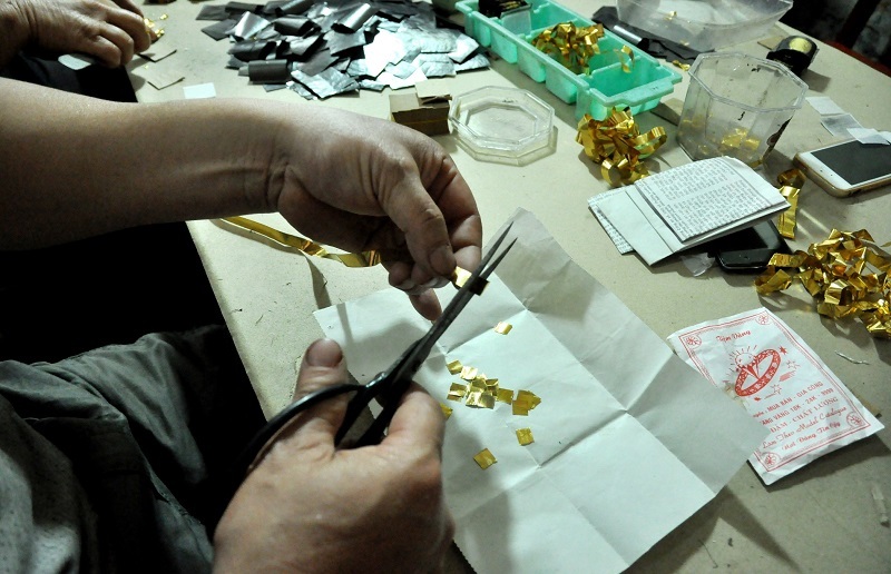 Sau đó, người thợ lại phải dùng một loại kéo chuyên dụng, cắt vàng thành từng miếng nhỏ