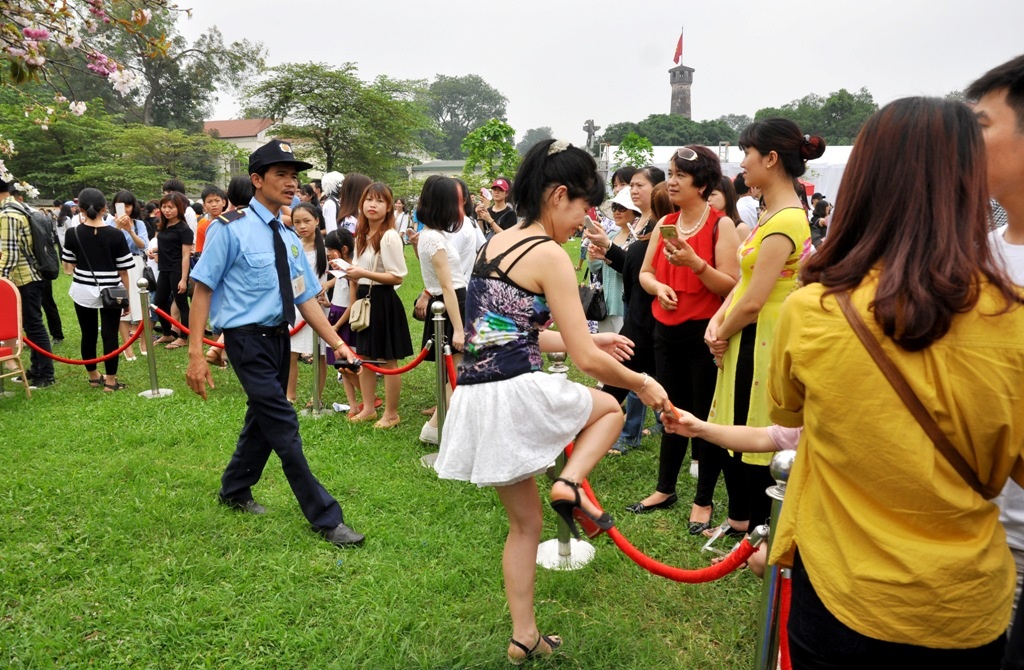 Dù xung quanh gốc cây hoa anh đào đều có bảo vệ túc trực, nhắc nhở nhưng nhiều người vẫn xé rào để được chụp ảnh gần nhất với hoa anh đào thật