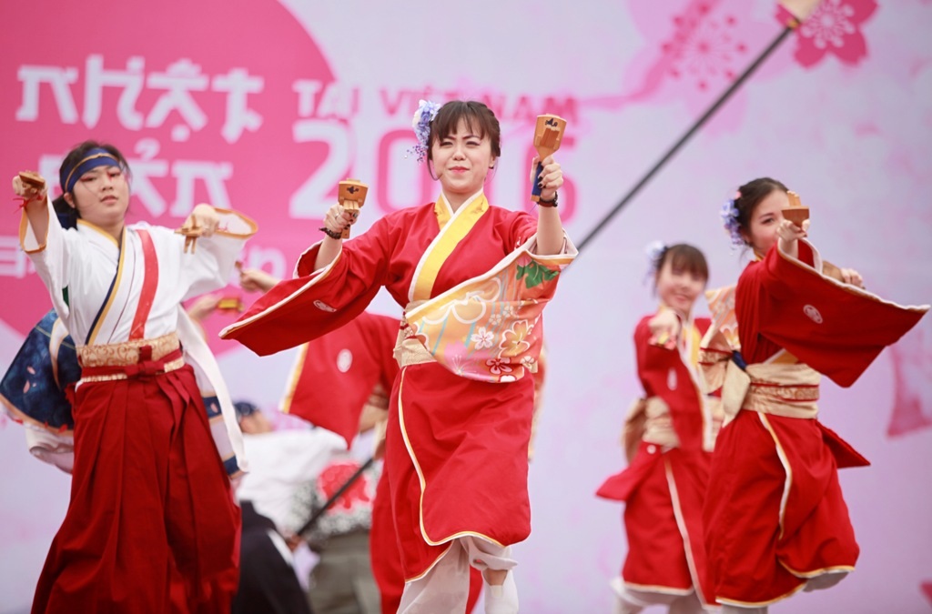 Lễ hội hoa anh đào 2016 vừa được khai mạc vào sáng ngày 16/4 và diễn ra trong 2 ngày 16-17/4 tại Hoàng Thành Thăng Long (Hà Nội). Lễ hội Hoa Anh Đào sẽ là dịp để người dân hai nước giao lưu văn hóa, giáo dục, thương mại, thưởng thức ẩm thực, nghệ thuật,… và hơn nữa đây là dịp để thắt chặt tình bằng hữu giữa hai nước Việt – Nhật.