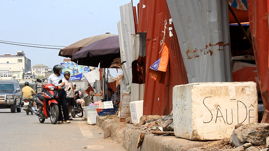 Chợ sâu bọ dài khoảng 1km, mở cửa từ 8h sáng đến khoảng 19h hàng ngày