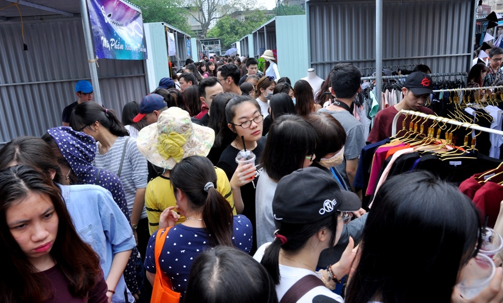 
Lối đi giữa các gian hàng luôn chật kín người.
