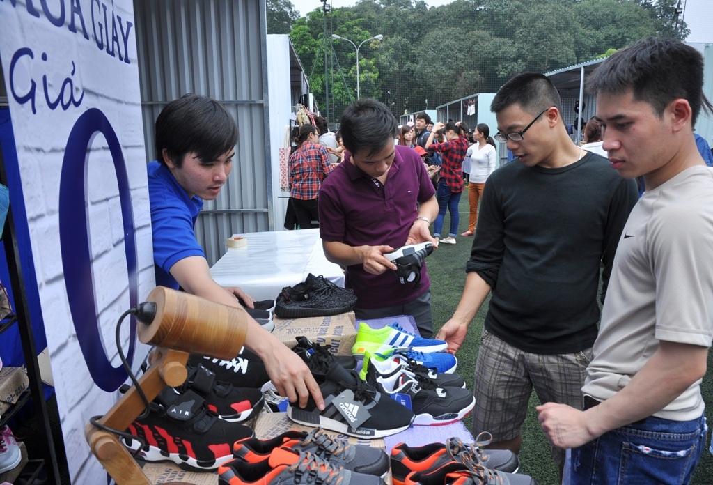 
Nhiều gian hàng treo các biển khuyến mãi, giảm giá để thu hút khách hàng.
