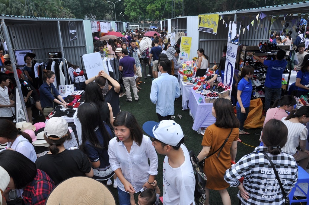 
Lễ hội ăn - chơi - mua sắm có tên Fashion Feast khai mạc sáng 23/4 tại một sân bóng trên phố Chùa Láng (Đống Đa, Hà Nội). Đây là mô hình hội chợ container hướng tới giới trẻ lần đầu tiên xuất hiện tại Hà Nội.
