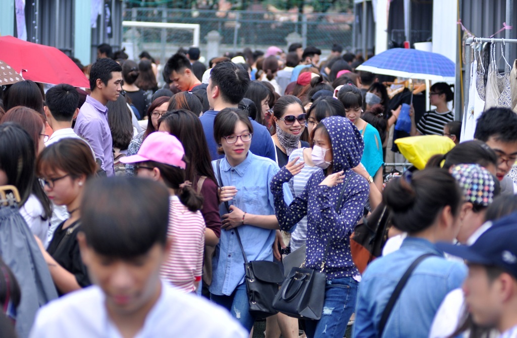 
Ngay trong ngày đầu tiên khai mạc, hội chợ container thu hút hàng nghìn người đến tham gia, trong đó đa số là các bạn trẻ.
