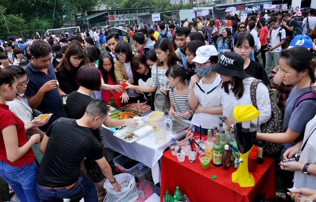 
Ngoài các mặt hàng thời trang, đồ lưu niệm, hội chợ phục vụ cả đồ ăn, thức uống.

