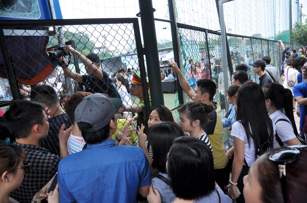 
Một số bạn trẻ đứng đợi bên ngoài hàng rào sân bóng trong lúc lực lượng chức năng làm việc với ban tổ chức bên trong. Chiều cùng ngàỳ, trao đổi với Dân trí, Chủ tịch UBND phường Láng Thượng Phạm Thị Hồng Hải cho biết, đứng ra tổ chức hội chợ là các bạn trẻ còn thiếu kinh nghiệm nên đã không chuẩn bị các thủ tục pháp lý, giấy phép. Tuy nhiên, bà Hải cũng cho rằng mô hình này khá thu hút giới trẻ nên quan điểm của phường là tạo điều kiện nếu như ban tổ chức hoàn thiện được các thủ tục pháp lý, đảm bảo các điều kiện an toàn, vệ sinh môi trường. Hiện các đơn vị chức năng đã yêu cầu các nhóm kinh doanh tháo dỡ các gian hàng.
