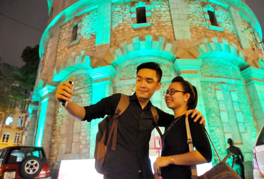 
Nhiều bạn trẻ tranh thủ chụp hình kỷ niệm bên tháp nước.
