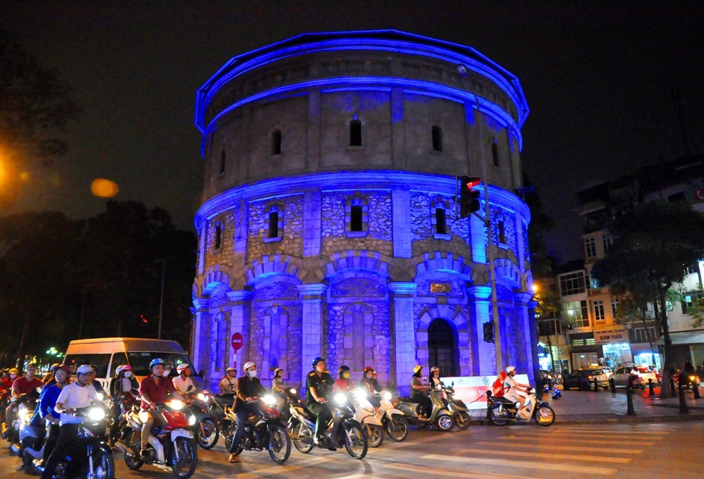 
Nhưng ngày gần đây, người dân Hà Nội tỏ ra khá bất ngờ với diện mạo mới của tháp nước Hàng Đậu khi được trang hoàng hệ thống đèn led màu vào mỗi buổi tối.
